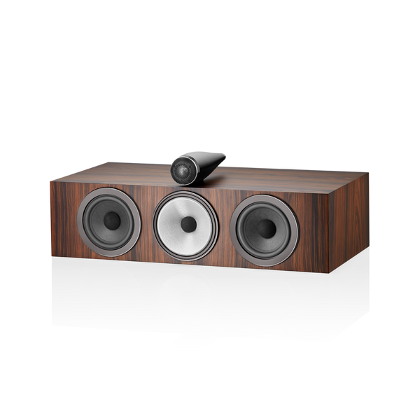 Der Bowers & Wilkins HTM71 S3 Centerlautsprecher in Mocha mit drei kreisrunden Fronttreibern und einem oben angebrachten schwarzen Lautsprecher liefert eine beeindruckende Klangqualität für Surround-Systeme, hier vor einem weißen Hintergrund.