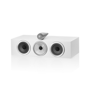 Der Bowers & Wilkins HTM71 S3 Centerlautsprecher in Satinweiß verfügt über drei kreisförmige Treiber und einen schlanken silbernen Hochtöner auf der Oberseite, der eine hervorragende Klangqualität vor einem schlichten Hintergrund mit einer subtilen Reflexion darunter bietet.