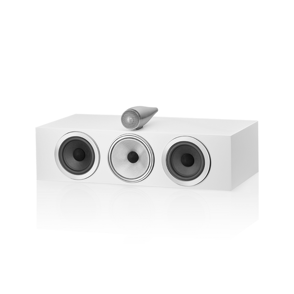 Der Bowers & Wilkins HTM71 S3 Centerlautsprecher in Satinweiß verfügt über drei kreisförmige Treiber und einen schlanken silbernen Hochtöner auf der Oberseite, der eine hervorragende Klangqualität vor einem schlichten Hintergrund mit einer subtilen Reflexion darunter bietet.