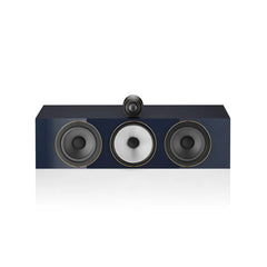 Der Bowers & Wilkins HTM71 S3 Signature Centerlautsprecher in Midnight Blue Metallic verfügt über drei runde Treiber und einen oben montierten Hochtöner vor weißem Hintergrund und bietet eine außergewöhnliche Klangwiedergabe.