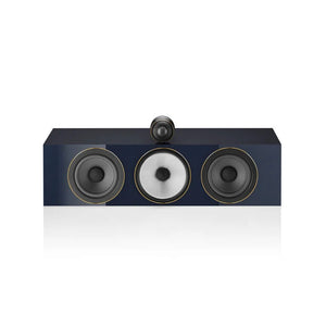 Der Bowers & Wilkins HTM71 S3 Signature Centerlautsprecher in Midnight Blue Metallic verfügt über drei runde Treiber und einen oben montierten Hochtöner vor weißem Hintergrund und bietet eine außergewöhnliche Klangwiedergabe.