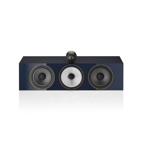 Der Bowers & Wilkins HTM71 S3 Signature Centerlautsprecher in Midnight Blue Metallic verfügt über drei runde Treiber und einen oben montierten Hochtöner vor weißem Hintergrund und bietet eine außergewöhnliche Klangwiedergabe.