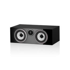 Der Bowers & Wilkins HTM72 S3 Centerlautsprecher in Glanzschwarz, mit zwei silbernen Continuum™-Konus-Tiefmitteltönern seitlich und einem schwarzen Carbon Dome-Hochtöner in der Mitte, steht auf einer reflektierenden Oberfläche.