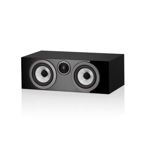 Der Bowers & Wilkins HTM72 S3 Centerlautsprecher in Glanzschwarz, mit zwei silbernen Continuum™-Konus-Tiefmitteltönern seitlich und einem schwarzen Carbon Dome-Hochtöner in der Mitte, steht auf einer reflektierenden Oberfläche.