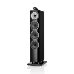 Ein hoher Bowers & Wilkins 702 S3 Standlautsprecher in Glanzschwarz mit vier Aerofoil-Profil-Bassmembranen und einem Carbon-Dome-Hochtöner auf der Oberseite, glattem Hochglanz-Finish und stabilem rechteckigen Sockel vor einem schlichten Hintergrund.