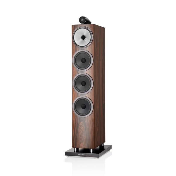 Der Bowers & Wilkins 702 S3 Standlautsprecher Stück in Mocha verfügt über Aerofoil Profile-Tieftöner, vier schwarze runde Treiber, einen Carbon Dome-Hochtöner auf der Oberseite und steht auf einem schwarzem rechteckigen Sockel.