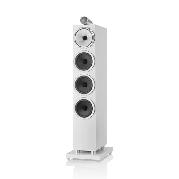 Der Bowers & Wilkins 702 S3 Standlautsprecher Stück in Satinweiß ist ein hoher, moderner Standlautsprecher mit vier Aerofoil-Profil-Bassmembranen und einem Carbon Dome-Hochtöner auf der Oberseite, der auf einem passenden weißen rechteckigen Sockel steht.