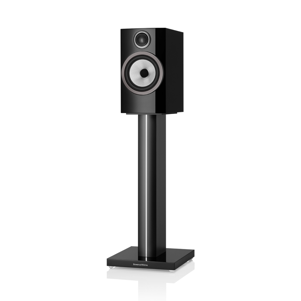 Ein Bowers & Wilkins 706 S3 Regallautsprecher Stück in Glanzschwarz mit einem silbernen Continuum™-Membran-Tieftöner, abgebildet auf einem passenden schwarzen Ständer mit quadratischem Sockel, isoliert vor einem weißen Hintergrund.