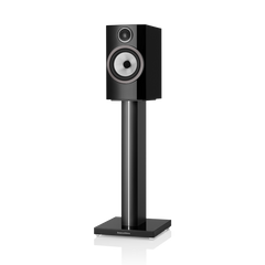 Ein Bowers & Wilkins 706 S3 Regallautsprecher Stück in Glanzschwarz mit einem silbernen Continuum™-Membran-Tieftöner, abgebildet auf einem passenden schwarzen Ständer mit quadratischem Sockel, isoliert vor einem weißen Hintergrund.