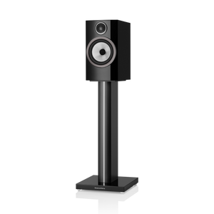 Ein Bowers & Wilkins 706 S3 Regallautsprecher Stück in Glanzschwarz mit einem silbernen Continuum™-Membran-Tieftöner, abgebildet auf einem passenden schwarzen Ständer mit quadratischem Sockel, isoliert vor einem weißen Hintergrund.