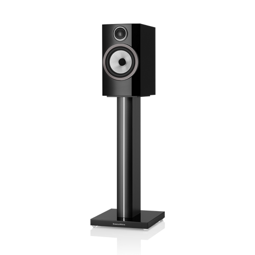 Ein Bowers & Wilkins 706 S3 Regallautsprecher Stück in Glanzschwarz mit einem silbernen Continuum™-Membran-Tieftöner, abgebildet auf einem passenden schwarzen Ständer mit quadratischem Sockel, isoliert vor einem weißen Hintergrund.