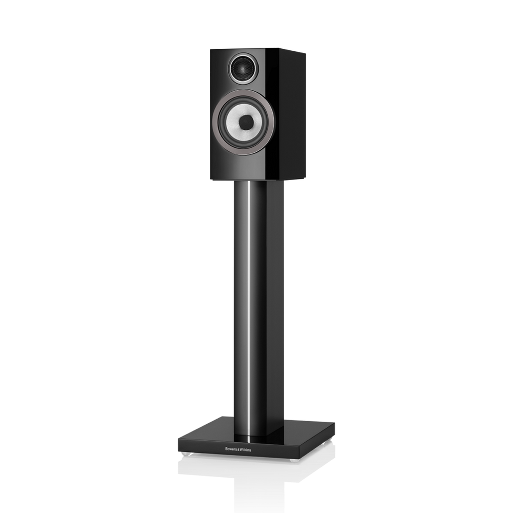A Bowers & Wilkins 707 S3 Regallautsprecher Stück in Glanzschwarz mit silbernem Continuum-Tiefmitteltöner und Carbon Dome-Hochtöner, montiert auf passendem schwarzen Standfuß mit quadratischer Basis. Modernes, elegantes Design.