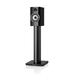 A Bowers & Wilkins 707 S3 Regallautsprecher Stück in Glanzschwarz mit silbernem Continuum-Tiefmitteltöner und Carbon Dome-Hochtöner, montiert auf passendem schwarzen Standfuß mit quadratischer Basis. Modernes, elegantes Design.