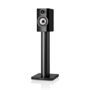 A Bowers & Wilkins 707 S3 Regallautsprecher Stück in Glanzschwarz mit silbernem Continuum-Tiefmitteltöner und Carbon Dome-Hochtöner, montiert auf passendem schwarzen Standfuß mit quadratischer Basis. Modernes, elegantes Design.