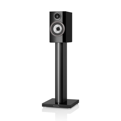 A Bowers & Wilkins 707 S3 Regallautsprecher Stück in Glanzschwarz mit silbernem Continuum-Tiefmitteltöner und Carbon Dome-Hochtöner, montiert auf passendem schwarzen Standfuß mit quadratischer Basis. Modernes, elegantes Design.