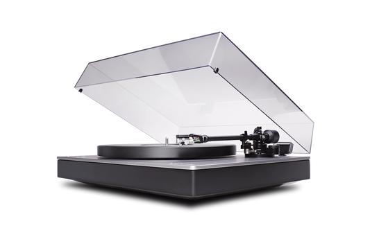 Der Cambridge Audio Alva TT V2 Plattenspieler in Grau bietet eine transparente, teilweise geöffnete Staubabdeckung, einen schlanken Sockel, MC-Tonabnehmer und hochauflösendes Bluetooth. Der Tonarm ist zum Abspielen über dem Plattenteller positioniert.