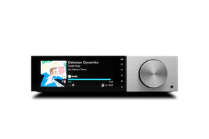 Der Cambridge Audio EVO 150 Delorean Edition All-in-One Player in Silber verfügt über einen großen silbernen Lautstärkeregler und zeigt den Song "Delorean Dynamite" von Todd Terje aus "It's Album Time" an, der gerade auf Spotify läuft.