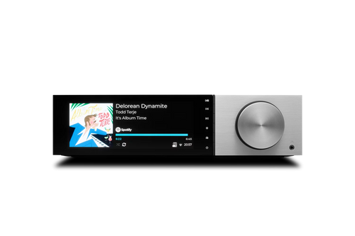 Der Cambridge Audio EVO 150 Delorean Edition All-in-One Player in Silber verfügt über einen großen silbernen Lautstärkeregler und zeigt den Song "Delorean Dynamite" von Todd Terje aus "It's Album Time" an, der gerade auf Spotify läuft.