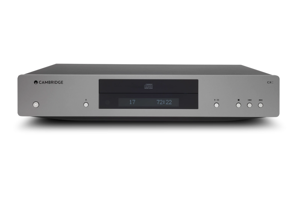 Ein Luna Grey Cambridge CXC V2 CD-Laufwerk mit zentralem Disc-Fach, Display für digitale Audio-Infos und Tasten zur Wiedergabesteuerung.