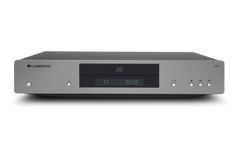 Ein Luna Grey Cambridge CXC V2 CD-Laufwerk mit zentralem Disc-Fach, Display für digitale Audio-Infos und Tasten zur Wiedergabesteuerung.