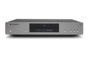 Ein Luna Grey Cambridge CXC V2 CD-Laufwerk mit zentralem Disc-Fach, Display für digitale Audio-Infos und Tasten zur Wiedergabesteuerung.
