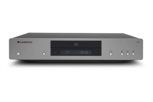 Ein Luna Grey Cambridge CXC V2 CD-Laufwerk mit zentralem Disc-Fach, Display für digitale Audio-Infos und Tasten zur Wiedergabesteuerung.