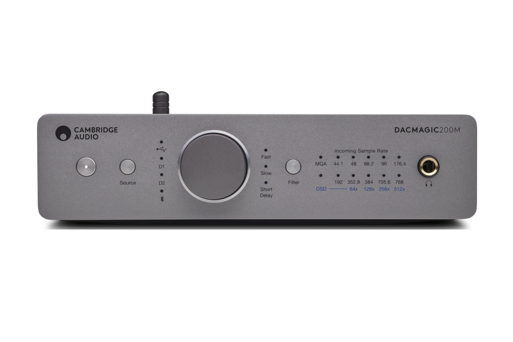 Frontansicht des Cambridge DacMagic 200M Digital/Analog-Wandlers in Luna Grey, mit zentralem Drehknopf, Tasten und LEDs für Eingänge, Abtastraten und Filter - optimal für die Signaltrennung hochwertiger Audiodateien.