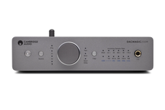Frontansicht des Cambridge DacMagic 200M Digital/Analog-Wandlers in Luna Grey, mit zentralem Drehknopf, Tasten und LEDs für Eingänge, Abtastraten und Filter - optimal für die Signaltrennung hochwertiger Audiodateien.