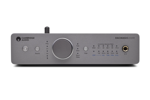 Frontansicht des Cambridge DacMagic 200M Digital/Analog-Wandlers in Luna Grey, mit zentralem Drehknopf, Tasten und LEDs für Eingänge, Abtastraten und Filter - optimal für die Signaltrennung hochwertiger Audiodateien.