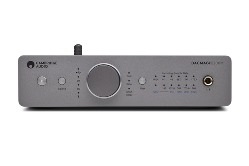 Frontansicht des Cambridge DacMagic 200M Digital/Analog-Wandlers in Luna Grey, mit zentralem Drehknopf, Tasten und LEDs für Eingänge, Abtastraten und Filter - optimal für die Signaltrennung hochwertiger Audiodateien.