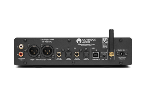 Rückansicht des Cambridge DacMagic 200M Digital/Analog-Wandlers mit XLR-, RCA-, koaxialen, optischen und USB-Audioanschlüssen, Stromanschluss und einer kleinen Antenne auf der rechten Seite für eine optimale Signaltrennung.
