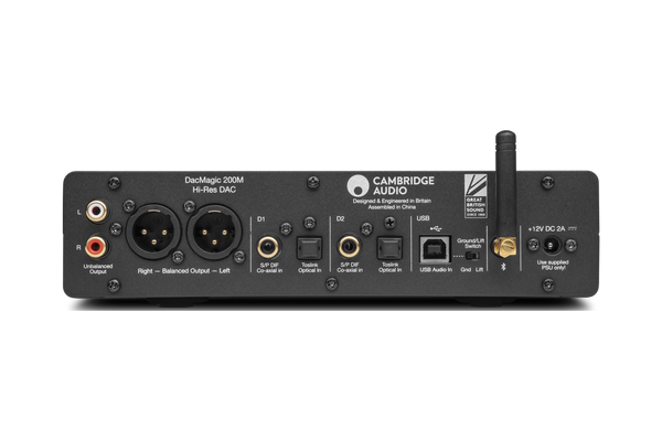 Rückansicht des Cambridge DacMagic 200M Digital/Analog-Wandlers mit XLR-, RCA-, koaxialen, optischen und USB-Audioanschlüssen, Stromanschluss und einer kleinen Antenne auf der rechten Seite für eine optimale Signaltrennung.