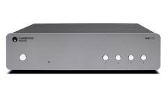 Frontansicht des Cambridge MXN10 Kompakt-Netzwerkplayers in Luna Grey, mit Power- und vier nummerierten Tasten rechts, Kontrollleuchten links, und Unterstützung für hochauflösende Musikformate über die StreamMagic App.