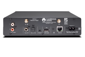 Rückansicht des Cambridge MXN10 Kompakt-Netzwerkplayers mit beschrifteten Anschlüssen für Line-Ausgang (L/R), Koax-Ausgang, optischen Ausgang, USB-Medien, Ethernet und Strom. Unterstützt hochauflösende Musikformate und arbeitet mit der StreamMagic App. Die Logos sind über jedem Anschluss sichtbar.