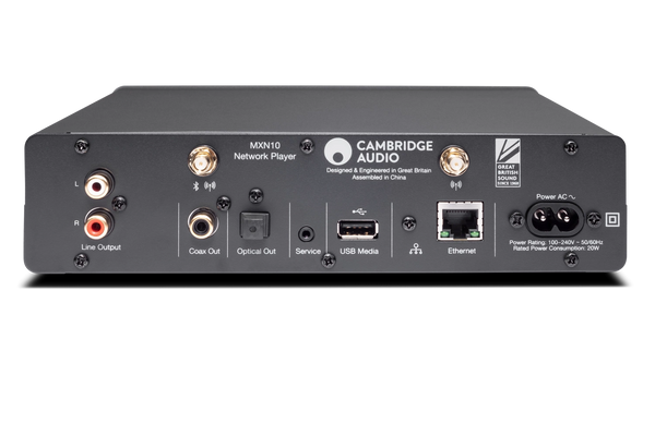 Rückansicht des Cambridge MXN10 Kompakt-Netzwerkplayers mit beschrifteten Anschlüssen für Line-Ausgang (L/R), Koax-Ausgang, optischen Ausgang, USB-Medien, Ethernet und Strom. Unterstützt hochauflösende Musikformate und arbeitet mit der StreamMagic App. Die Logos sind über jedem Anschluss sichtbar.