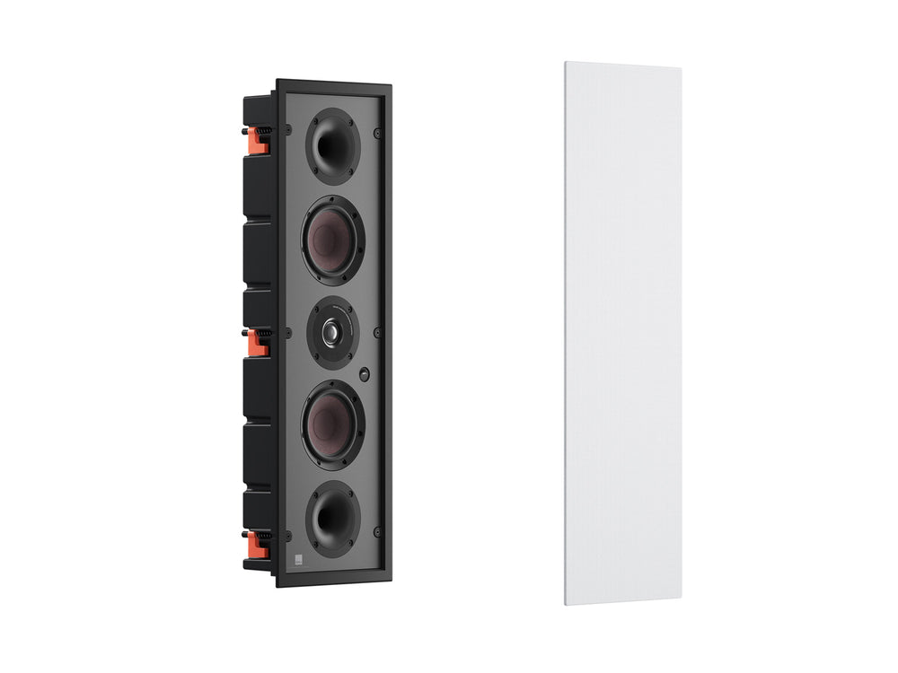 Ein weißes Dali PHANTOM M-250 Einbaulautsprecher-Stück wird zusammen mit der passenden rechteckigen Gitterabdeckung ausgestellt. Beide sind angewinkelt, um ihre Tiefe und Details zu enthüllen - ideal für alle, die HiFi-Sound-Performance suchen.