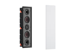 Ein weißes Dali PHANTOM M-250 Einbaulautsprecher-Stück wird zusammen mit der passenden rechteckigen Gitterabdeckung ausgestellt. Beide sind angewinkelt, um ihre Tiefe und Details zu enthüllen - ideal für alle, die HiFi-Sound-Performance suchen.