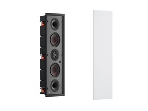 Ein weißes Dali PHANTOM M-250 Einbaulautsprecher-Stück wird zusammen mit der passenden rechteckigen Gitterabdeckung ausgestellt. Beide sind angewinkelt, um ihre Tiefe und Details zu enthüllen - ideal für alle, die HiFi-Sound-Performance suchen.