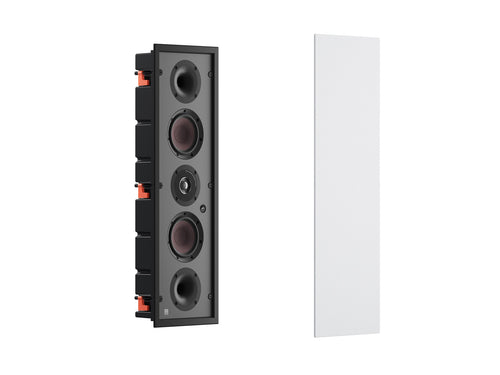 Ein weißes Dali PHANTOM M-250 Einbaulautsprecher-Stück wird zusammen mit der passenden rechteckigen Gitterabdeckung ausgestellt. Beide sind angewinkelt, um ihre Tiefe und Details zu enthüllen - ideal für alle, die HiFi-Sound-Performance suchen.