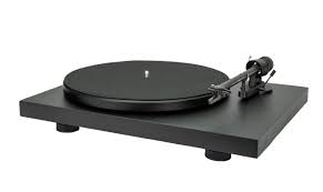 Der Pro-Ject Debut III Plattenspieler in Schwarz verfügt über einen flachen rechteckigen Sockel, einen runden Plattenteller und einen Präzisions-Tonarm auf weißem Grund.