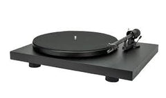 Der Pro-Ject Debut III Plattenspieler in Schwarz verfügt über einen flachen rechteckigen Sockel, einen runden Plattenteller und einen Präzisions-Tonarm auf weißem Grund.