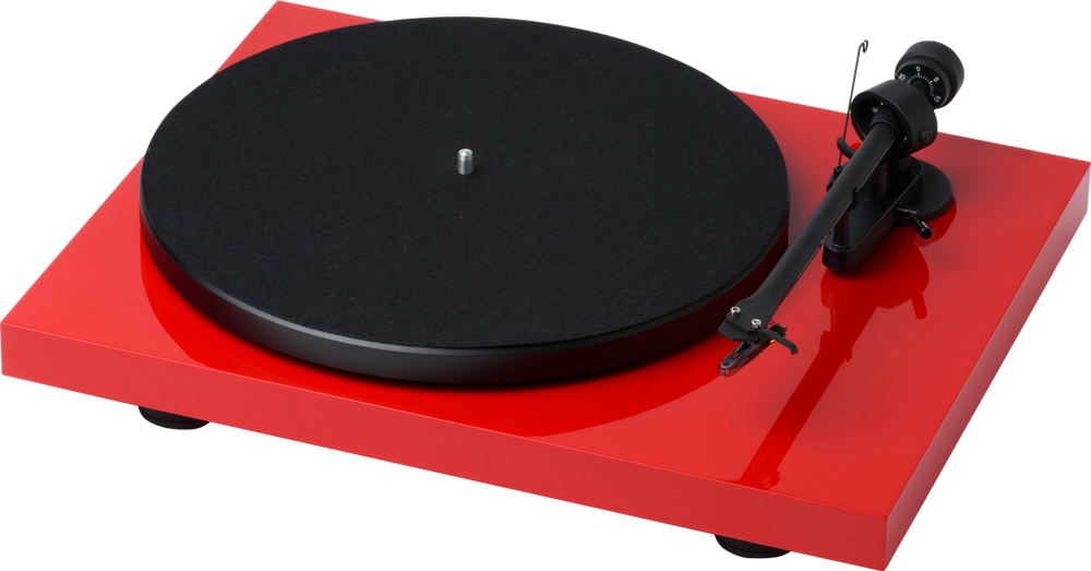 Ein roter Pro-Ject Debut Recordmaster II Plattenspieler mit schwarzem Plattenteller und Tonarm, gesehen aus einem leicht erhöhten Winkel vor einem weißen Hintergrund.