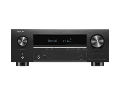 Frontansicht des Denon AVC-X3800H AV-Receivers in Schwarz mit gebürstetem Metall-Finish, zwei großen Drehreglern, digitalem Display mit Dolby Atmos B-ray und HEOS Built-in, sowie Bedientasten für ein immersives Heimkino-Erlebnis.