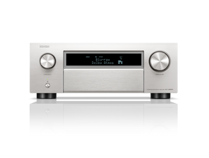 Ein silberner Denon AVC-X6800H AV-Receiver mit integriertem HEOS, digitalem Display, das Blu-ray und Dolby Atmos anzeigt, und zwei großen Bedienelementen sowie Tasten auf der Vorderseite.