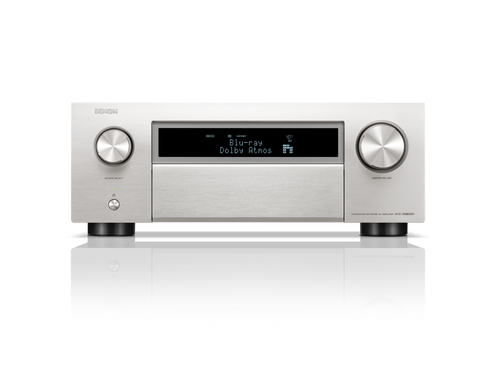 Ein silberner Denon AVC-X6800H AV-Receiver mit integriertem HEOS, digitalem Display, das Blu-ray und Dolby Atmos anzeigt, und zwei großen Bedienelementen sowie Tasten auf der Vorderseite.