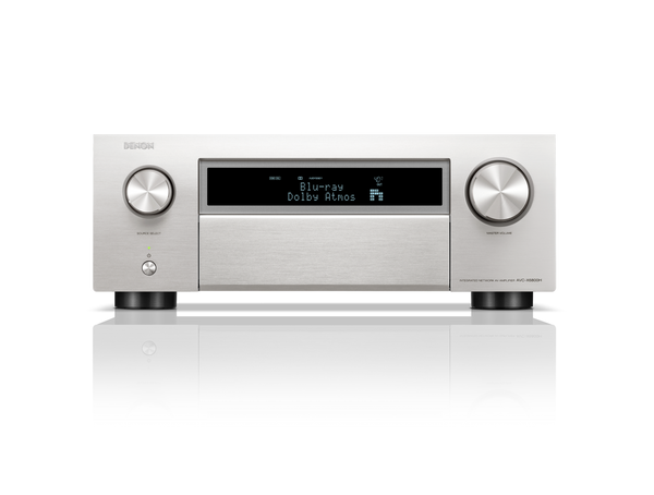 Ein silberner Denon AVC-X6800H AV-Receiver mit integriertem HEOS, digitalem Display, das Blu-ray und Dolby Atmos anzeigt, und zwei großen Bedienelementen sowie Tasten auf der Vorderseite.