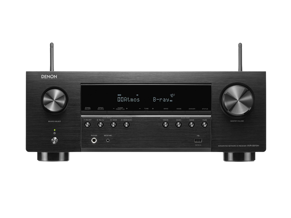 Frontansicht des Denon AVR-S970H AV-Receivers in Schwarz mit Dolby Atmos auf dem Display, zwei großen Reglern, verschiedenen Tasten und Eingangsanschlüssen, rückseitigen Antennen, 8K-Videounterstützung und HEOS® Built-in Streaming.