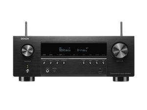 Frontansicht des Denon AVR-S970H AV-Receivers in Schwarz mit Dolby Atmos auf dem Display, zwei großen Reglern, verschiedenen Tasten und Eingangsanschlüssen, rückseitigen Antennen, 8K-Videounterstützung und HEOS® Built-in Streaming.
