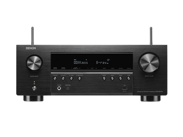 Frontansicht des Denon AVR-S970H AV-Receivers in Schwarz mit Dolby Atmos auf dem Display, zwei großen Reglern, verschiedenen Tasten und Eingangsanschlüssen, rückseitigen Antennen, 8K-Videounterstützung und HEOS® Built-in Streaming.