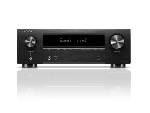 Ein Denon AVR-X1800H AV-Receiver in Schwarz verfügt über ein digitales Display mit der Anzeige "Dolby Atmos" und "B-ray", zwei große Bedienknöpfe, mehrere Tasten und Eingangsanschlüsse auf der glänzenden Frontplatte.